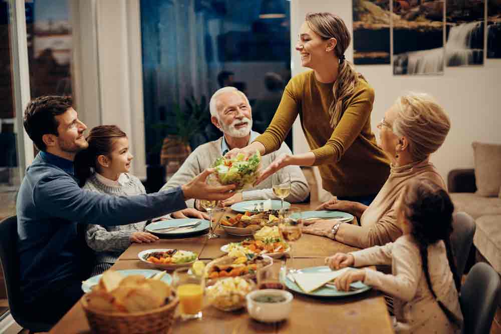 Familie die am Staffelsberg gemeinsam am Tisch sitzt